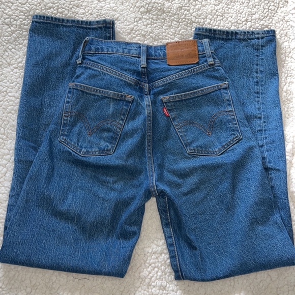 SOLD!! Levi’s Ribcage Straight Jeans - Picture 3 of 4